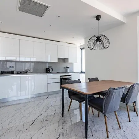 Beautiful Bright Deluxe 1bd Poolviews! #311