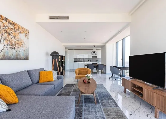 Beautiful Bright Deluxe 1bd Poolviews! #311 *