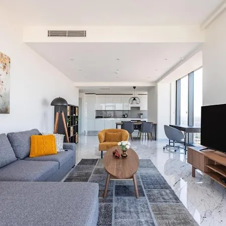 Beautiful Bright Deluxe 1bd Poolviews! #311 *